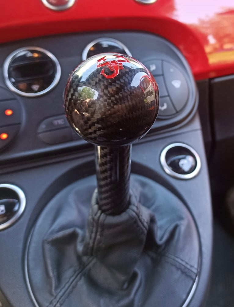 Pomello cambio in VERO CARBONIO con scorpione Fiat 500 Abarth - 595 - 500 - 695 - in diverse finiture